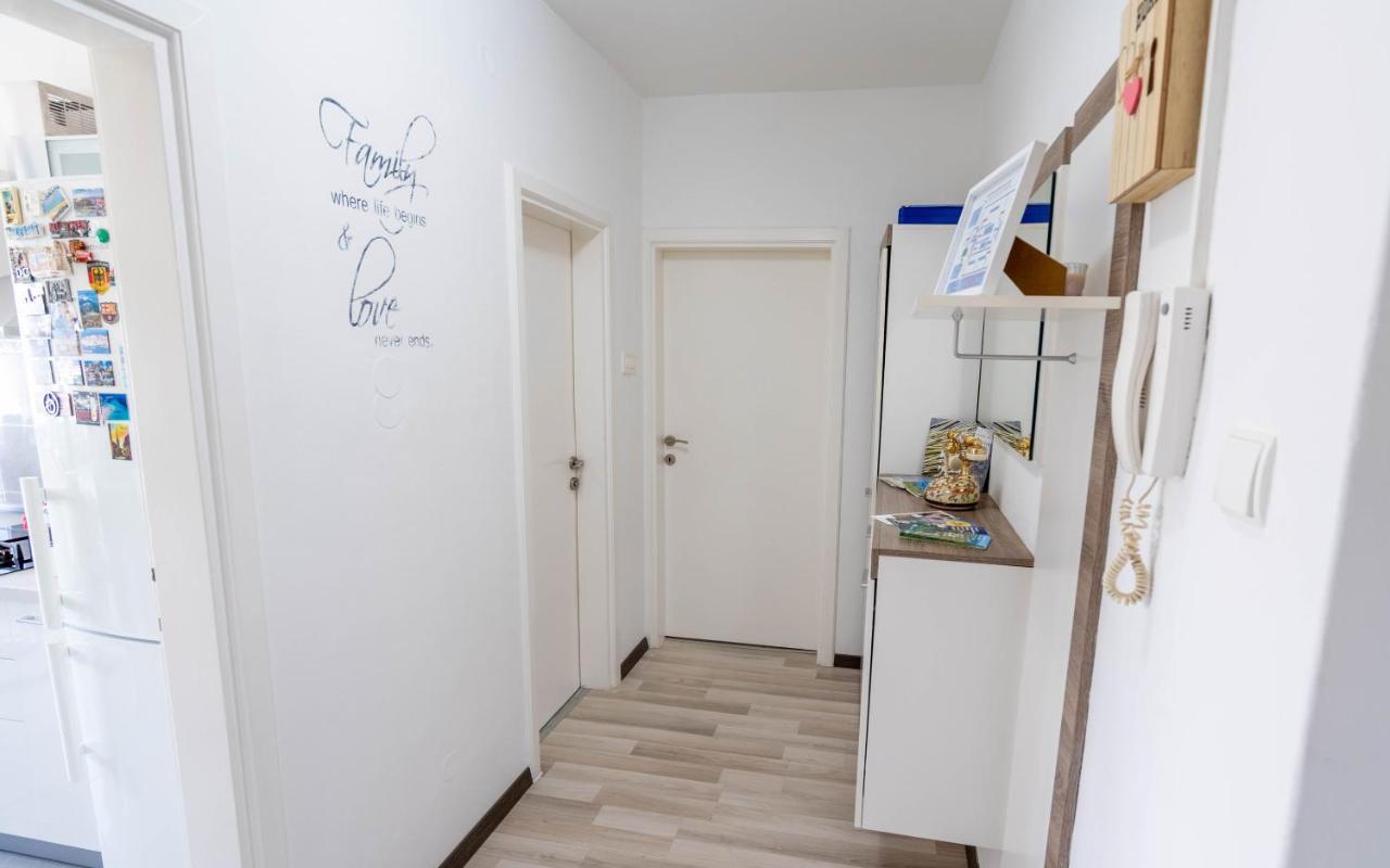 Apartman M Lejlighed Knin Eksteriør billede