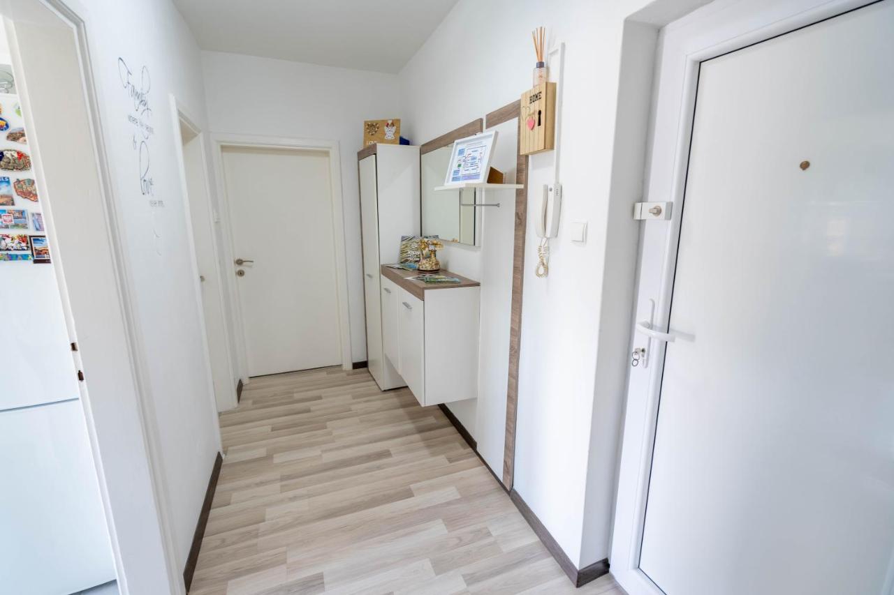 Apartman M Lejlighed Knin Eksteriør billede