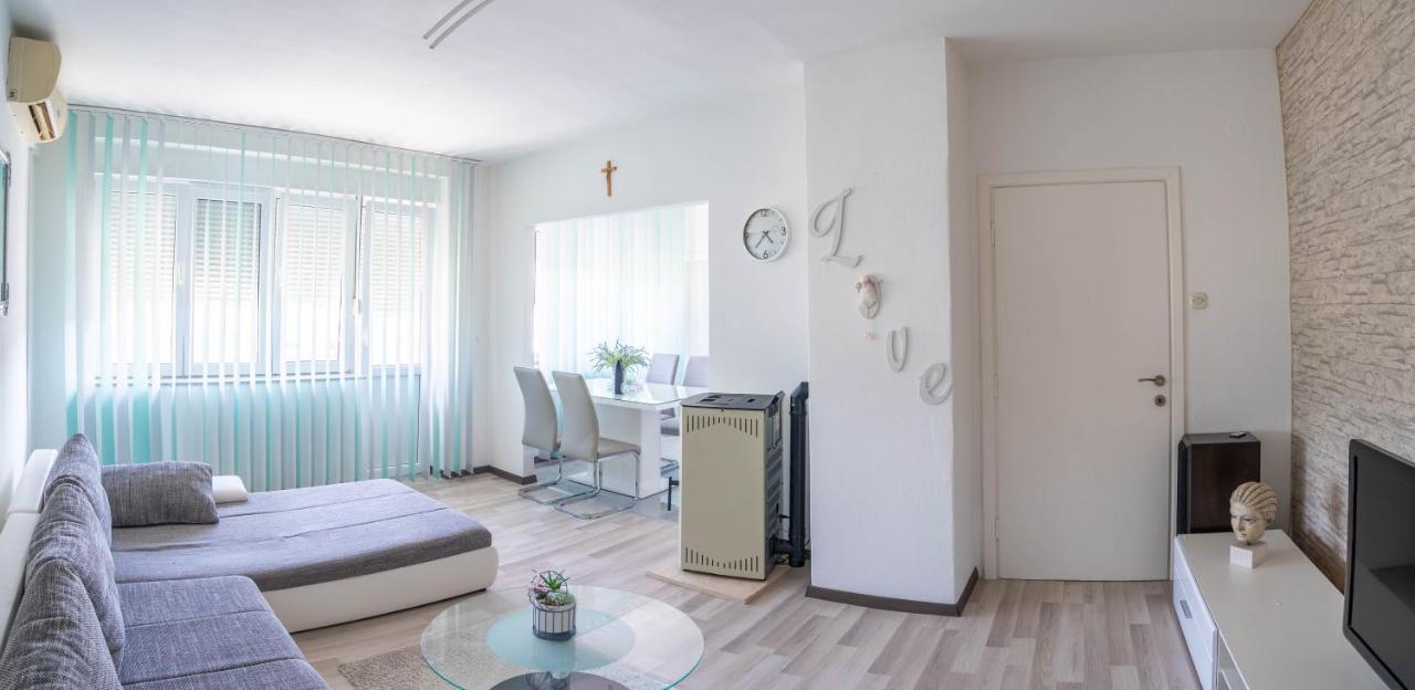 Apartman M Lejlighed Knin Eksteriør billede