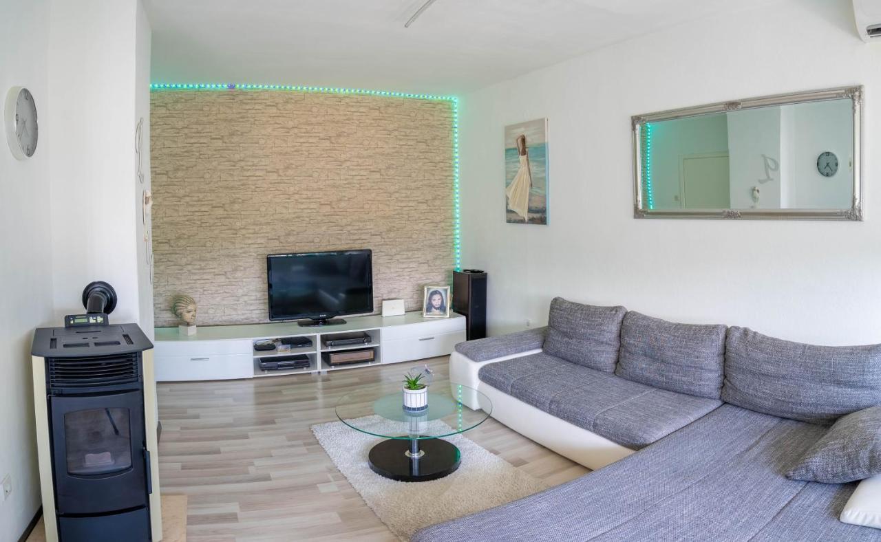 Apartman M Lejlighed Knin Eksteriør billede