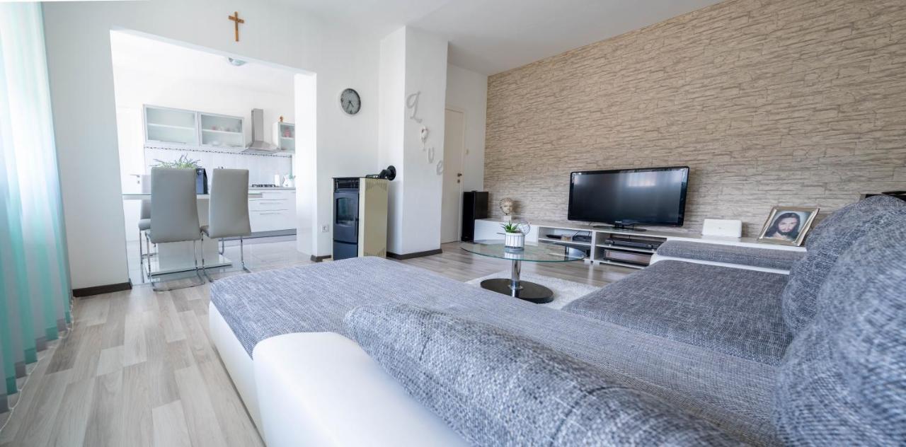 Apartman M Lejlighed Knin Eksteriør billede