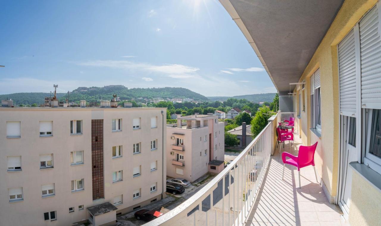Apartman M Lejlighed Knin Eksteriør billede